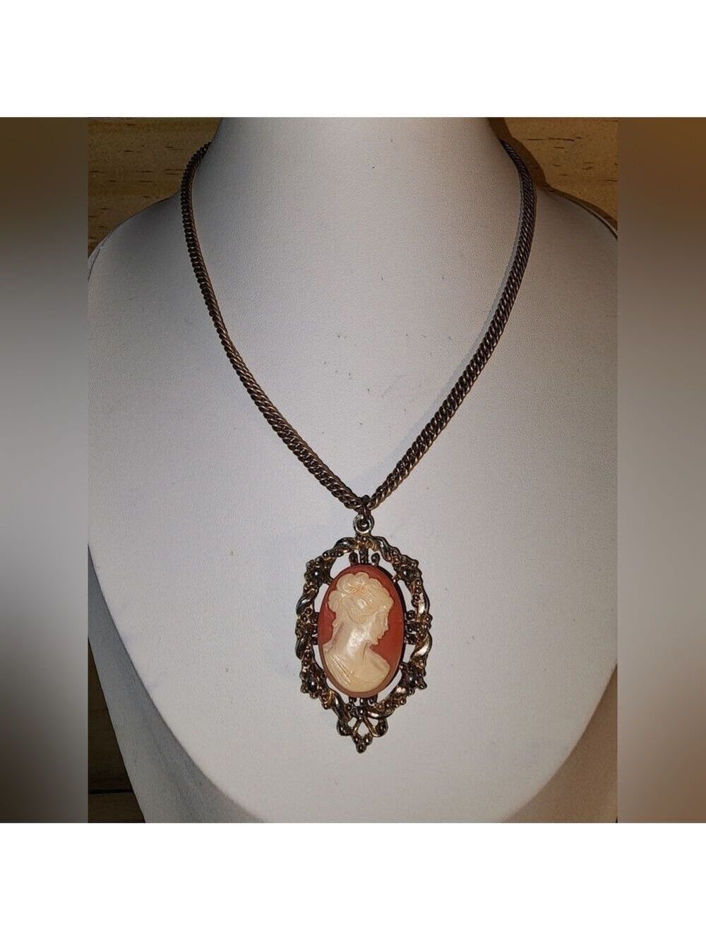 Vintage Art Nouveau Cream Cameo Necklace 14" - Picture 1 of 5